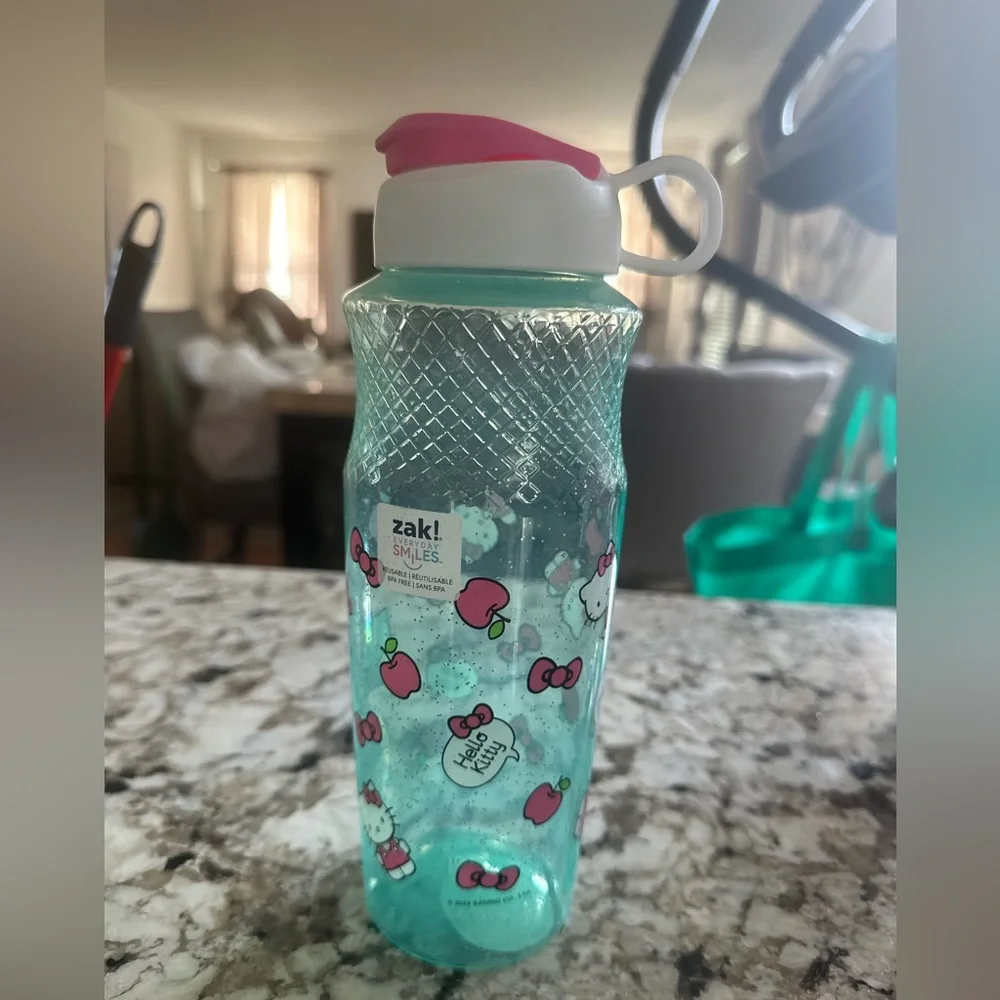 Zak Hello Kitty Glitter Water Bottle. 20oz